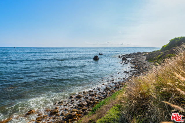 32804 Pacific Coast Highway, Malibu CA: https://media.crmls.org/mediaz/8e30f0fc-a6b0-4956-87c1-d179e112d03b.jpg