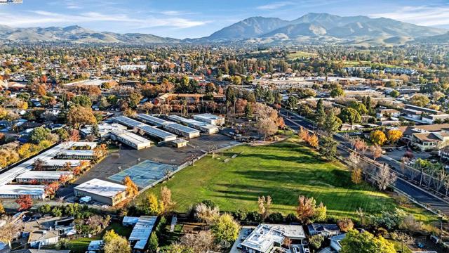 4004 Salem St, Concord CA: https://media.crmls.org/mediaz/8e30ff68-e38b-41dc-a8e3-507ae9b0620d.jpg