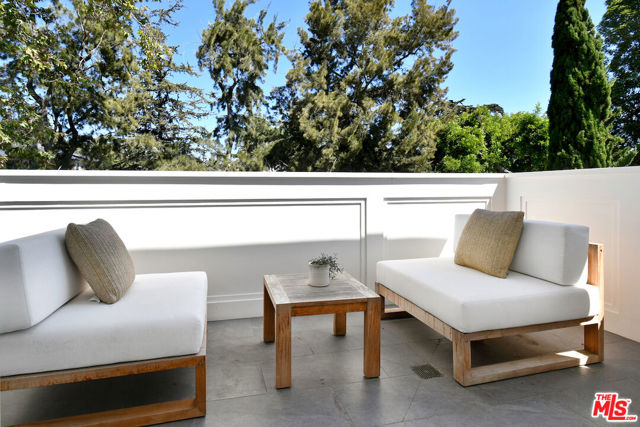 416 21st Place, Santa Monica CA: https://media.crmls.org/mediaz/8e31751c-60ef-46b9-aedf-dbc6ab0a4f19.jpg