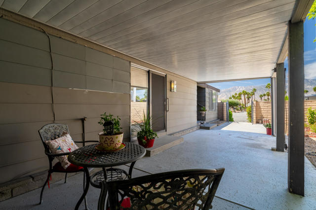 14 International Boulevard, Rancho Mirage CA: https://media.crmls.org/mediaz/8e3258e6-fa76-453a-830e-00e2c2003198.jpg
