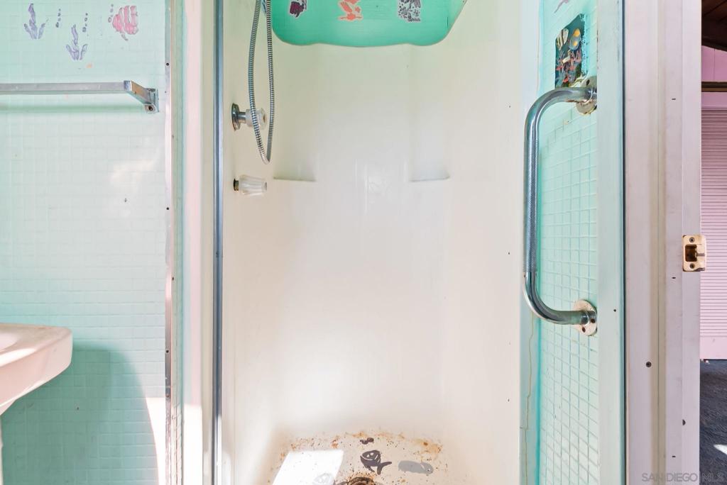 https://media.crmls.org/mediaz/8e32a4b8-7d5b-4095-ada8-326d2ab1577e.jpg?preset=X-Large