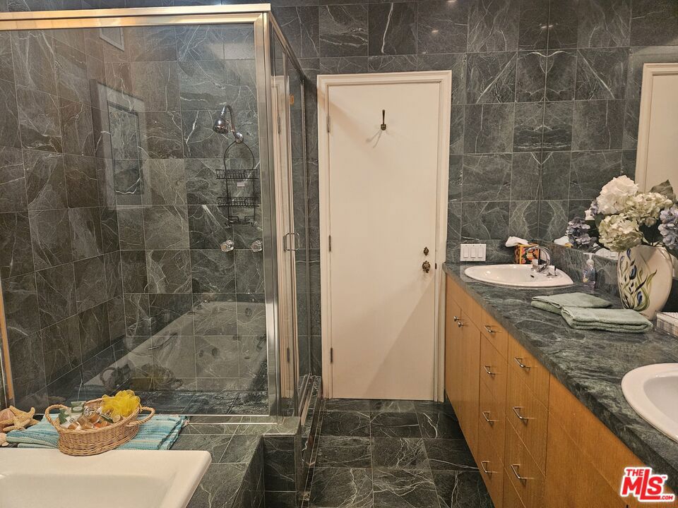 https://media.crmls.org/mediaz/8e3396f3-9744-40b7-9bdb-3ef5f6739ba1.jpg?preset=X-Large