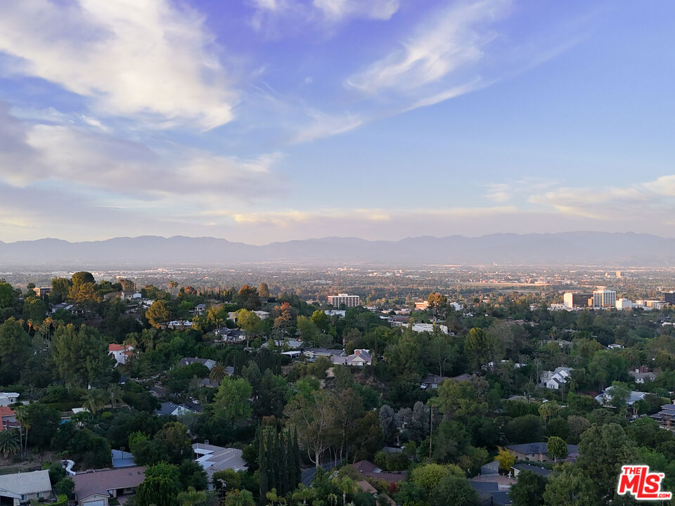 https://media.crmls.org/mediaz/8e3399f5-32f3-418a-9aba-b67f54fd8d2e.jpg?preset=X-Large
