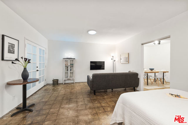 10959 Venice Boulevard, Los Angeles CA: https://media.crmls.org/mediaz/8e33e6fc-b1e7-4cc8-9834-8a401f354463.jpg