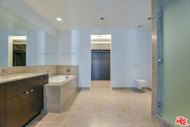 6250 HOLLYWOOD Boulevard, Los Angeles CA: https://media.crmls.org/mediaz/8e34a649-8b72-4f21-9710-ecdd8d97781d.jpg
