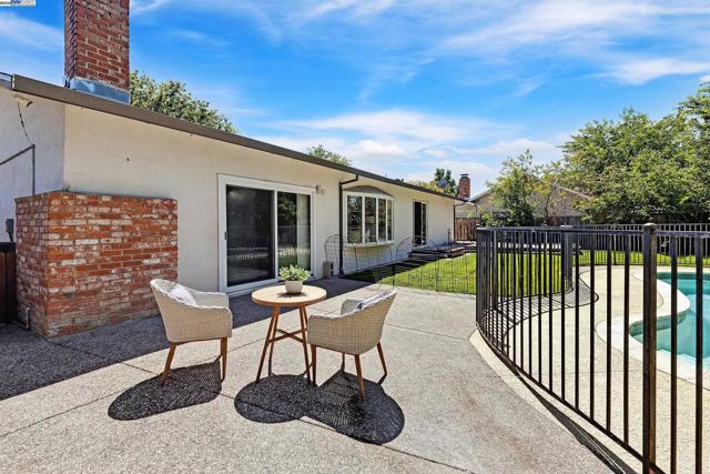 5041 Golden Rd, Pleasanton CA: https://media.crmls.org/mediaz/8e34d266-267b-45d1-a297-8ee306fa3606.jpg