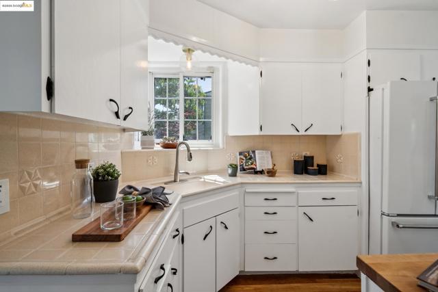 4332 Hyacinth Ave, Oakland CA: https://media.crmls.org/mediaz/8e358ea0-33e3-440f-b0ad-ab287b771f43.jpg