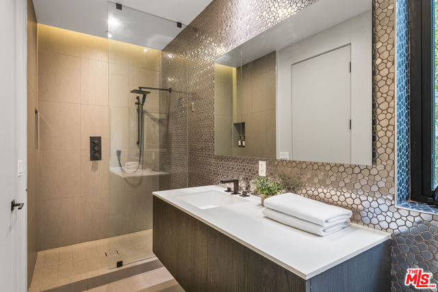 428 N La Jolla Avenue, Los Angeles CA: https://media.crmls.org/mediaz/8e36a6b5-a5e0-491e-aee8-b6f116a3b2d1.jpg