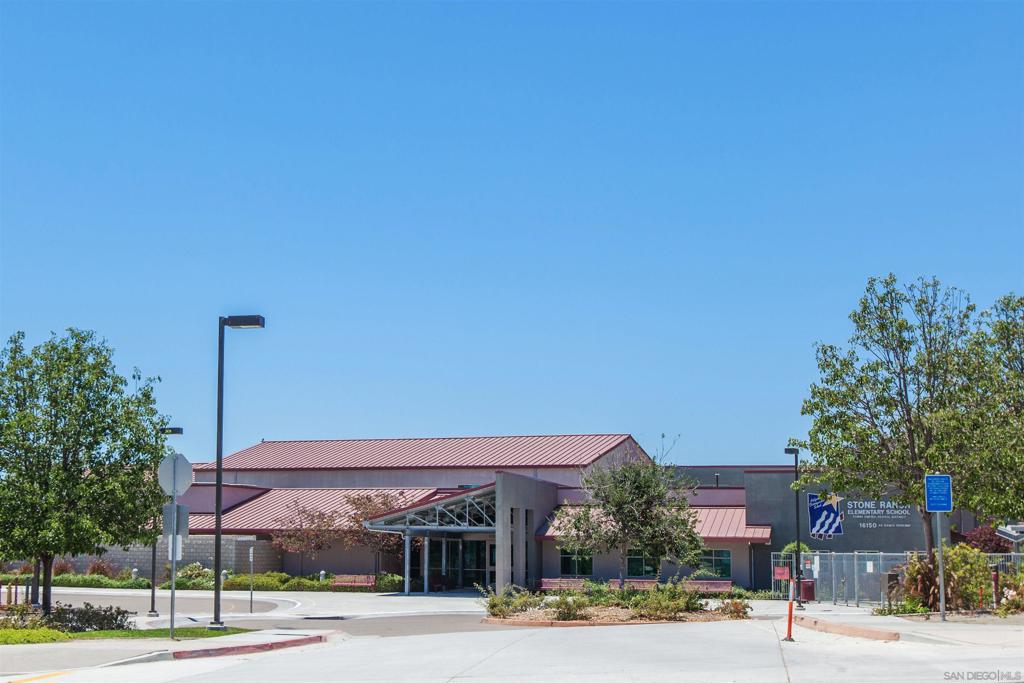https://media.crmls.org/mediaz/8e38a974-b01c-4bc4-9633-625d2c44d234.jpg?preset=X-Large