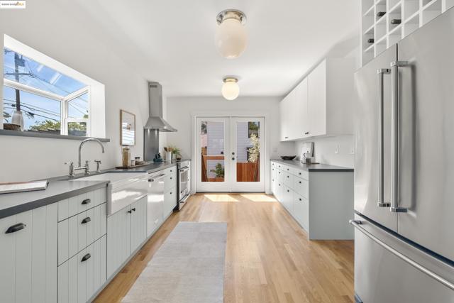 2516 Mathews St, Berkeley CA: https://media.crmls.org/mediaz/8e396e6c-b667-4967-9697-e63a9b644047.jpg