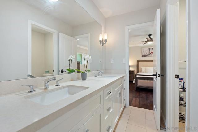 8874 La Jolla Scenic Dr N, La Jolla CA: https://media.crmls.org/mediaz/8e39e7e9-9223-4640-8939-ff6351c07cd8.jpg