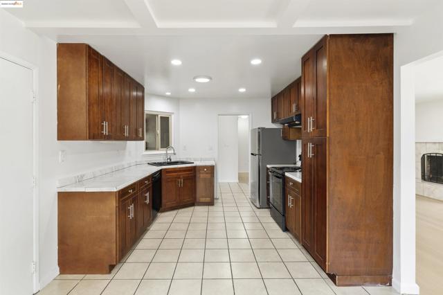2847 Shane Dr, Richmond CA: https://media.crmls.org/mediaz/8e39ef8b-0ca3-4a0c-aa4b-66aed9590687.jpg