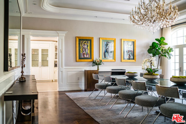 727 N Alta Drive, Beverly Hills CA: https://media.crmls.org/mediaz/8e39ff8c-9d8c-4204-9e62-5b567ee34024.jpg