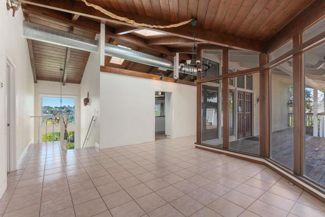1628 Lone Oak Rd, Vista CA: https://media.crmls.org/mediaz/8e3a826f-1bc5-4b88-b319-55181c3d4939.jpg