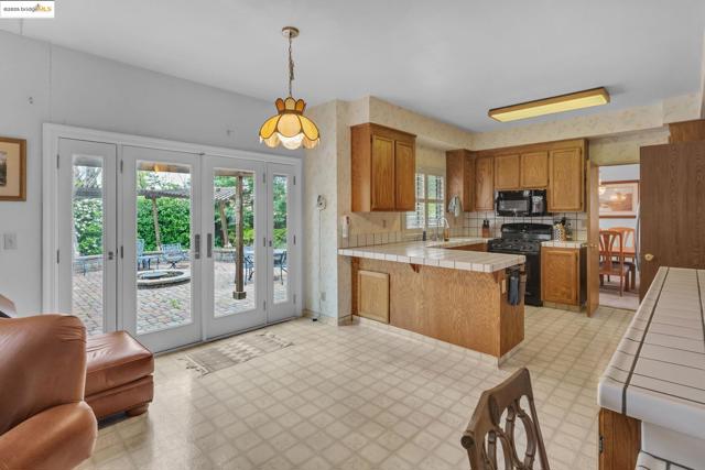 363 Limerick Way, Vacaville CA: https://media.crmls.org/mediaz/8e3bb1b2-ed35-456a-873d-5d7c90437de2.jpg