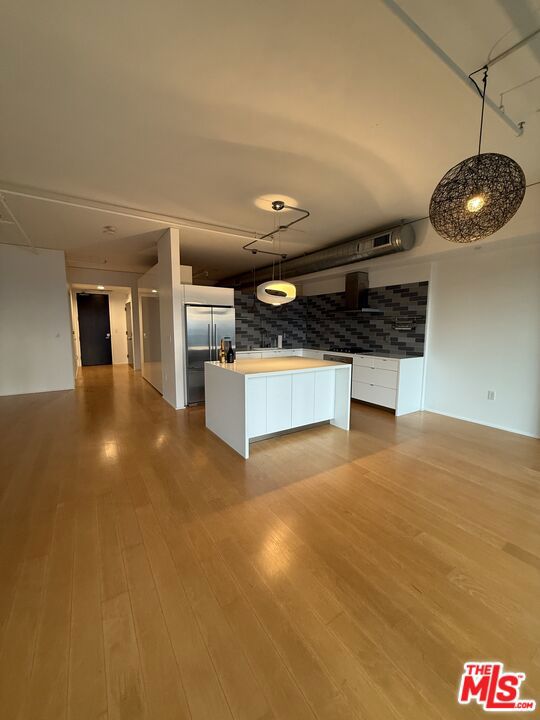 1100 S Hope Street, Los Angeles CA: https://media.crmls.org/mediaz/8e3bfce1-74b8-4212-a63d-671d851c8d8a.jpg