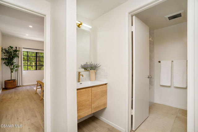 17914 Magnolia Boulevard, Encino CA: https://media.crmls.org/mediaz/8e3ca249-2753-48c7-bf76-d6e5866c80d7.jpg
