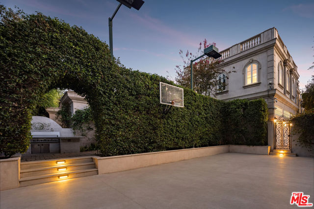 628 North Rodeo Drive photo 32
