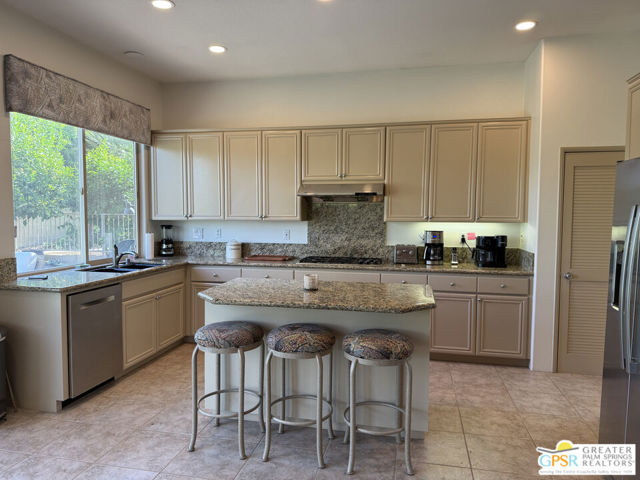 154 Kavenish Drive, Rancho Mirage CA: https://media.crmls.org/mediaz/8e3cfe24-422b-4745-b87a-5695180f468d.jpg