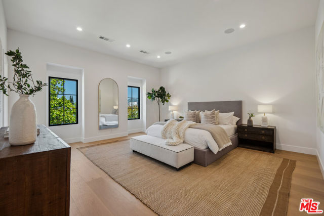 4949 Sancola Avenue, Toluca Lake CA: https://media.crmls.org/mediaz/8e3d09db-ad26-4eb1-afbf-6f7c2ea0a0fb.jpg