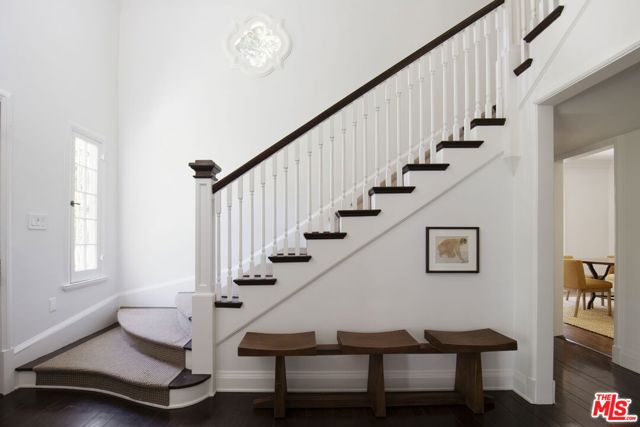 204 S Plymouth Boulevard, Los Angeles CA: https://media.crmls.org/mediaz/8e3d158c-29d7-4c1f-8476-37c2674064a3.jpg
