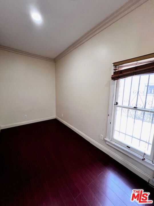 2108 Oak Street, Los Angeles CA: https://media.crmls.org/mediaz/8e3e193f-a390-444c-b5b3-b2ad7471015e.jpg