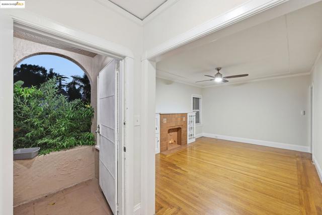 2430 27th Ave Unit D, Oakland CA: https://media.crmls.org/mediaz/8e3eab7b-c623-4f57-95e6-335b10c1bfef.jpg