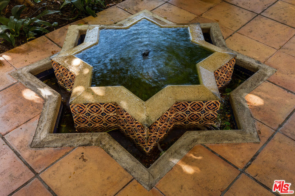https://media.crmls.org/mediaz/8e3eb7ee-bccf-49a2-8c74-a4b30f17403a.jpg?preset=X-Large