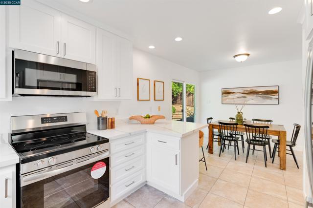 2424 San Miguel Dr, Walnut Creek CA: https://media.crmls.org/mediaz/8e3eea0f-a1a5-40ea-9f86-983cdbedf255.jpg