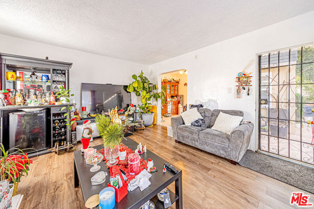 1618 S Burnside Avenue, Los Angeles CA: https://media.crmls.org/mediaz/8e3eeb4d-f36d-490e-a77a-972152389084.jpg