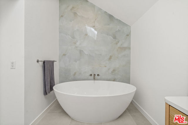 13082 Mindanao Way, Marina del Rey CA: https://media.crmls.org/mediaz/8e3f12c7-08cd-40ed-b90f-d1248a1ad7ea.jpg