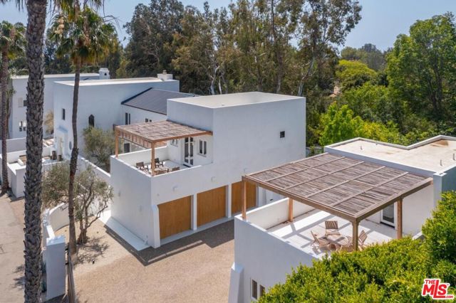 27405 Pacific Coast Highway, Malibu CA: https://media.crmls.org/mediaz/8e3f3d2c-eec8-44ea-9cbb-485092e8ba69.jpg