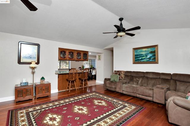 3215 Ohara Ave, Brentwood CA: https://media.crmls.org/mediaz/8e402631-b65e-48b6-9e49-a9e2eb0a75f1.jpg