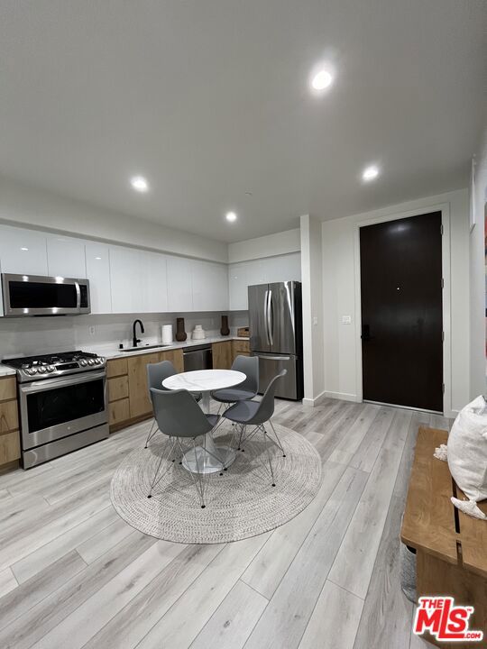 124 S Croft Avenue, Los Angeles CA: https://media.crmls.org/mediaz/8e40592c-bdbf-41e6-b17d-52b3ac9bdc6b.jpg
