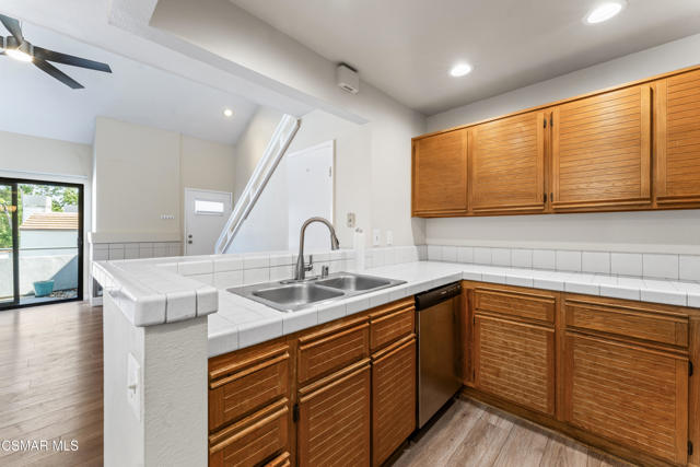 1190 Tivoli Lane, Simi Valley CA: https://media.crmls.org/mediaz/8e41865e-fbf8-4e63-8a39-eeb794274232.jpg