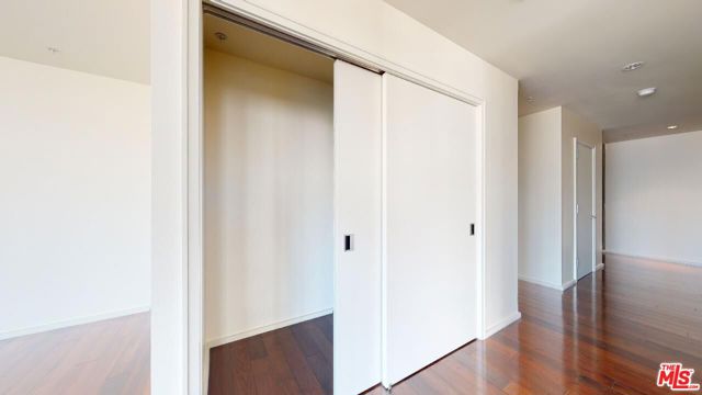 1155 S Grand Avenue, Los Angeles CA: https://media.crmls.org/mediaz/8e41a35b-781f-4044-b075-c203a284374f.jpg