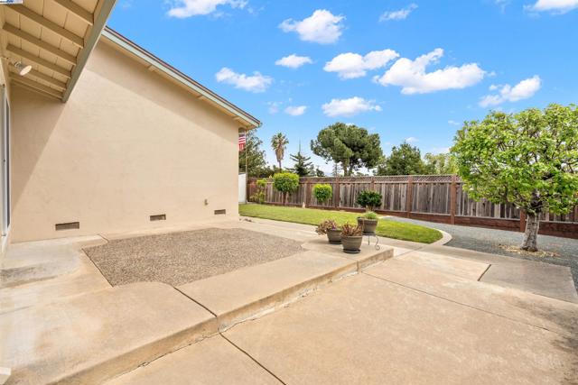 2845 Briarwood Dr, Livermore CA: https://media.crmls.org/mediaz/8e41c50f-cc8b-4b2f-bab7-262cac9c52ae.jpg