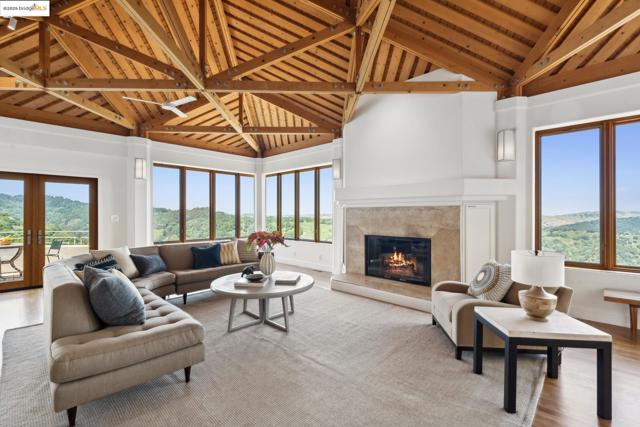 12688 Brookpark Road, Oakland CA: https://media.crmls.org/mediaz/8e41f019-9028-4067-91d0-0ed5402d54f1.jpg