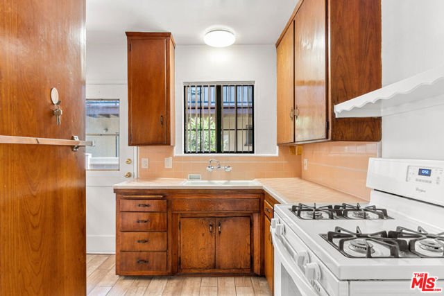 1124 San Rafael Avenue, Glendale CA: https://media.crmls.org/mediaz/8e426511-253d-4bd6-9f77-18e87b4d9ab5.jpg