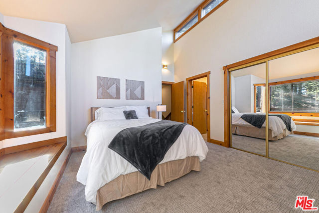 11504 Skislope Way, Truckee CA: https://media.crmls.org/mediaz/8e42c63b-daa8-4d1a-8593-c83ddfa1b358.jpg