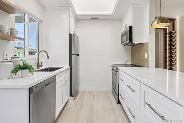 4043 Utah St, San Diego CA: https://media.crmls.org/mediaz/8e43358f-f053-4cca-b60b-e13d1db90e3c.jpg