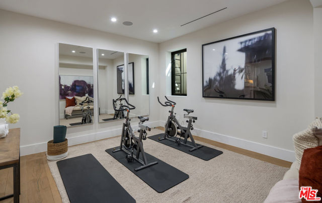 1534 N Beverly Drive, Beverly Hills CA: https://media.crmls.org/mediaz/8e43eb91-e979-4857-9f28-a2986441a1c2.jpg