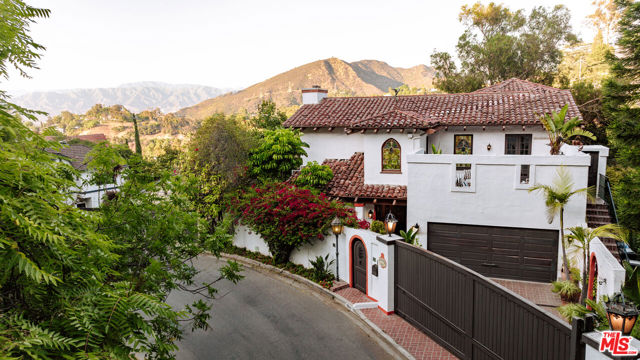 2942 Passmore Drive, Los Angeles CA: https://media.crmls.org/mediaz/8e442020-5fcb-4f54-8b16-285b0efd9625.jpg