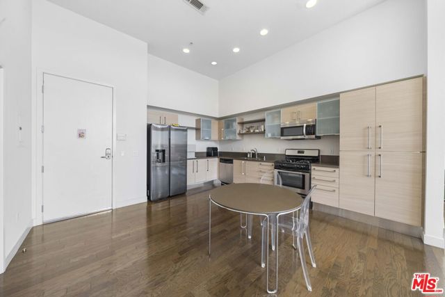 1234 Wilshire Boulevard, Los Angeles CA: https://media.crmls.org/mediaz/8e46e702-6367-44e9-8b4d-1e65a76ba19c.jpg