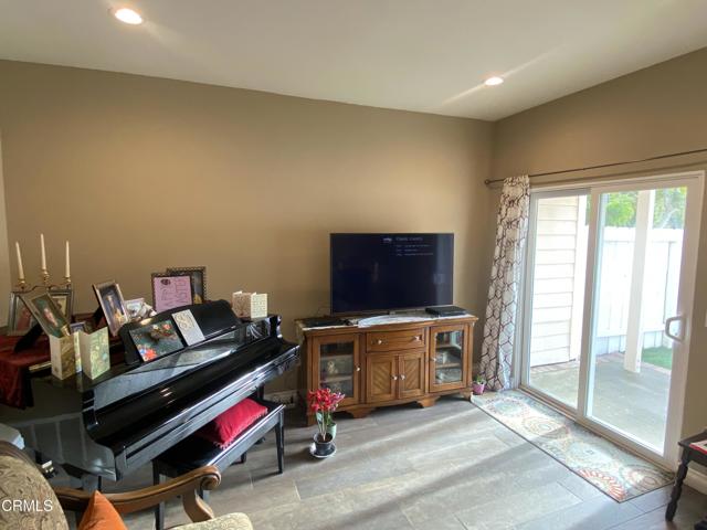 Detail Gallery Image 4 of 21 For 2776 Erringer Rd #18,  Simi Valley,  CA 93065 - 2 Beds | 2/1 Baths