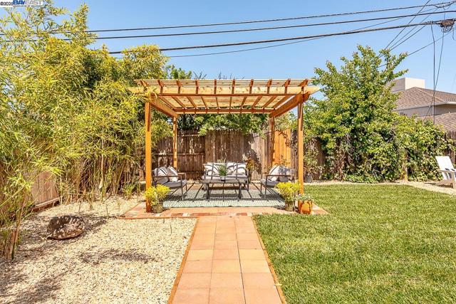 697 Lakewood Dr, Sunnyvale CA: https://media.crmls.org/mediaz/8e48a531-d688-438b-9e76-b07cfc61c9ec.jpg