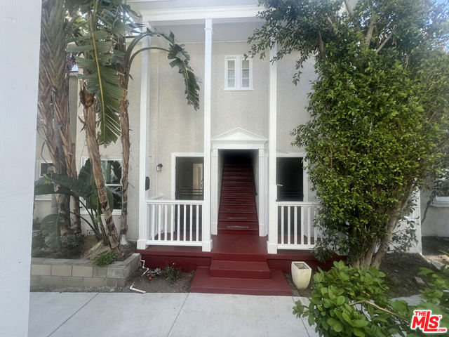 4129 1/2 W Toluca Lake Avenue, Burbank CA: https://media.crmls.org/mediaz/8e48c60b-b527-41d8-9fb7-829f4495c847.jpg