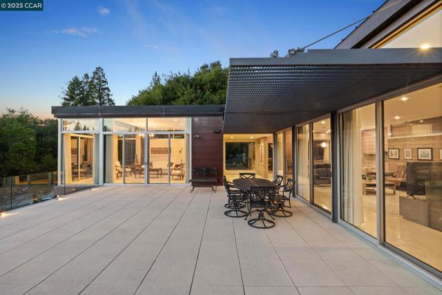 2 Crane Ct, Orinda CA: https://media.crmls.org/mediaz/8e495b4e-86a5-4d25-9379-c0c16a1e38b8.jpg