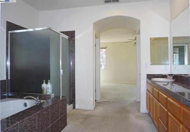 30278 Willowbrook Rd, Hayward CA: https://media.crmls.org/mediaz/8e49cf07-782e-4549-9f88-df21bfe98191.jpg