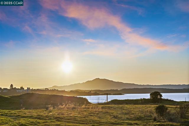 2283 Greenwich Rd, San Pablo CA: https://media.crmls.org/mediaz/8e4bb6cc-19b8-4a83-a65f-2ac46c48bf91.jpg